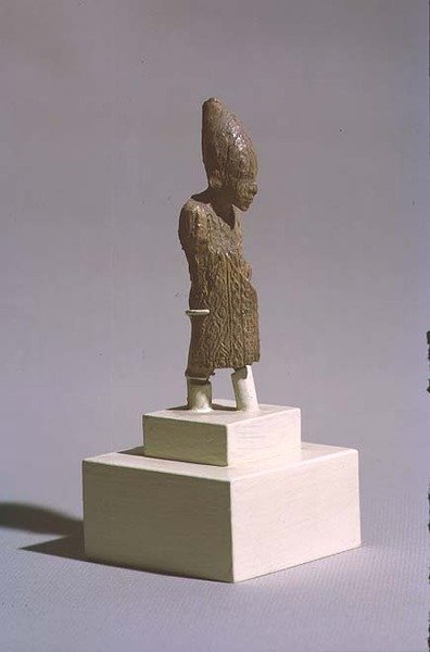 アビドスのオシリス神殿、王朝時代前期、紀元前3000年頃（上23548も参照）のオシリス神殿の上部エジプトの白い王冠とセド祭のマントを身に着けた王の図 作： Egyptian