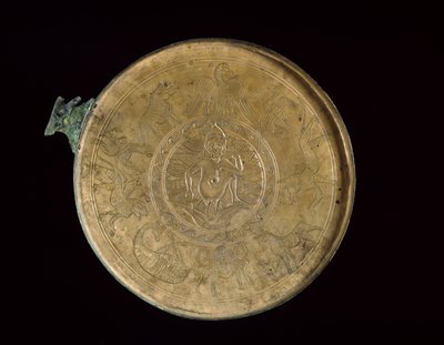 ミラーの内部には、ハルポクラテス、蓮の花、神話上の動物の彫刻が施されています。紀元前100年〜紀元後100年（刻まれた装飾が施されたブロンズの鋳造） 作： Egyptian