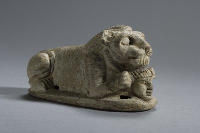 アッパーヌビアのナパタメロー、頭を握っている横臥しているライオンのふた（ステアタイト） 作： Egyptian