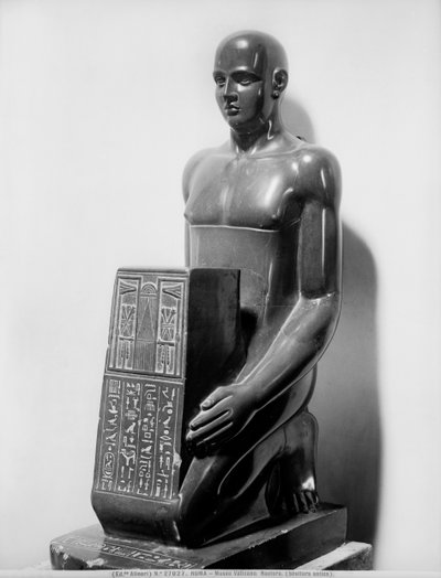 男の悪臭を放つ像（玄武岩） 作： Egyptian
