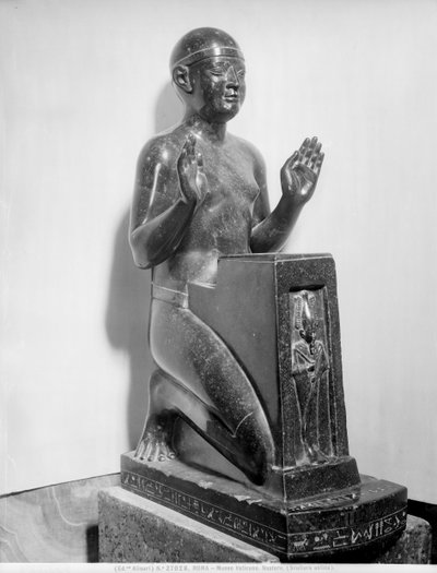 男の悪臭を放つ像（玄武岩） 作： Egyptian