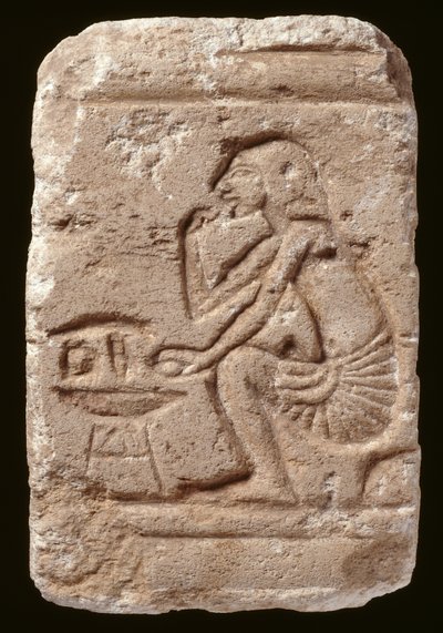 テーブルの横に座っている男の救済、アマルナ時代（石灰岩） 作： Egyptian