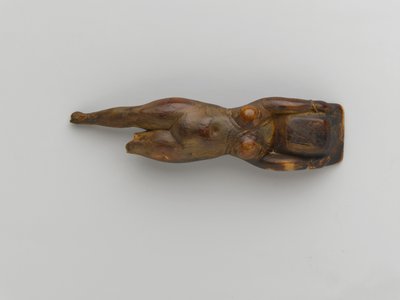 サッカラ出身の浮き彫りの女性が抱くトイレ 作： Egyptian