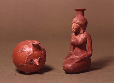 少女とハリネズミの形をした器（陶器） 作： Egyptian