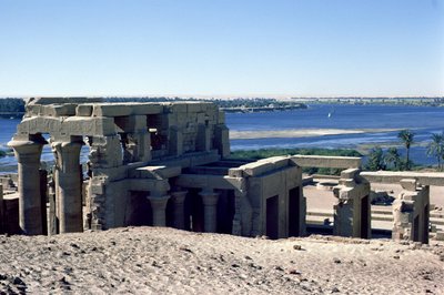 ナイル川のソベックとハロエリスのローマとプトレマイオスの二重神殿の眺め 作： Egyptian