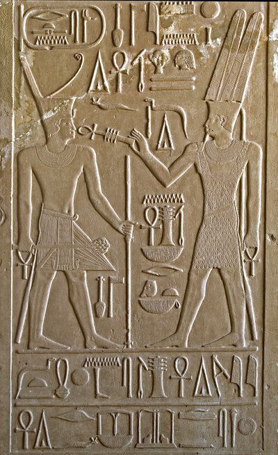 エジプトの古代遺物：セソストリス1世がアモンRAの手から生命と健康のシンボルを受け取っている様子を描いたヒエログリフ - ファラオ セソストリス1世（紀元前1962～1928年）の白い礼拝堂（第12王朝、アモン神に敬意を払うために建てられた聖域） - カのオープンスカイ博物館 作： Egyptian 12th Dynasty