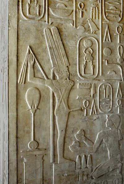 エジプトの古代遺跡：イシスファリック・ミン神を描いたヒエログリフ、ファラオ・セソストリス1世（紀元前1962～1928年）の白い礼拝堂、アモン神に敬意を払うために建てられた聖域、エジプト・カルナック神殿の野外博物館 作： Egyptian 12th Dynasty