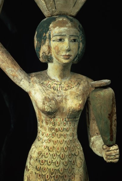手に水瓶を持ち、頭に容器を載せた供物を運ぶ女性 エジプト、中王国時代、前1950年頃（スタッコと塗装されたイチジクの木）（93791の詳細 作： Egyptian 12th Dynasty