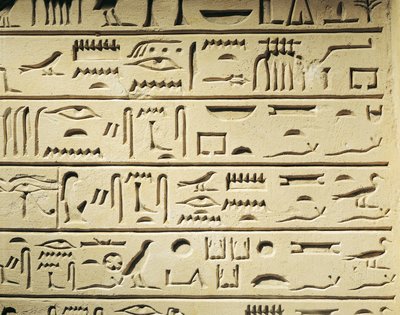 Estela funerária de Majordomo Khentekhtayaun, hieróglifos relatando a lista de parentes do falecido 作： Egyptian 12th Dynasty