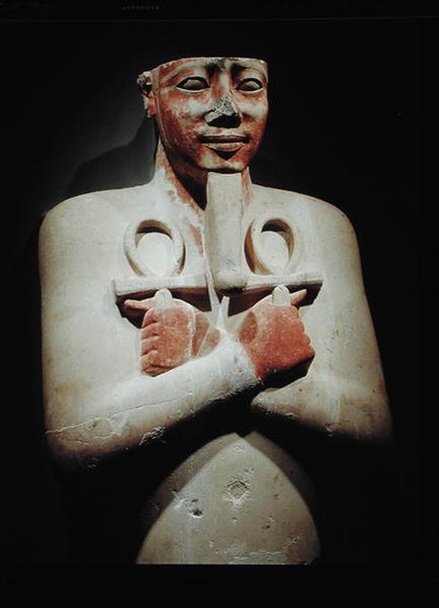 アンソクを両手で持っているセソストリス1世の像（紀元前1918年〜1875年）は、ニューキングダムのカルナック神殿（塗装された石）から彼の胸に渡りました。 作： Egyptian 12th Dynasty
