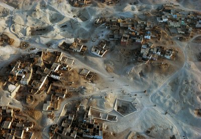 エジプト、テーベン・ネクロポリス、シェイク・アブド・エル・クルナ遺跡、新王国時代、18～19世紀の空撮写真 作： Egyptian 18th Dynasty