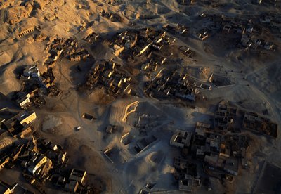 エジプト、テーベン・ネクロポリス、シェイク・アブド・エル・クルナ遺跡、新王国時代、18～19世紀の空撮写真 作： Egyptian 18th Dynasty