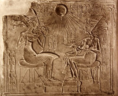 アクエンアテンとその家族」、アクエンアテン（現在のテル・エル・マルナ）から。 作： Egyptian 18th Dynasty