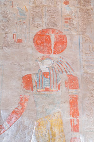 太陽神ラーの浅浮き彫り、エジプト、ルクソール、デイル アル バハリのハトシェプスト神殿 (写真) 作： Egyptian 18th Dynasty
