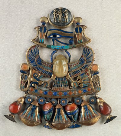 太陽と月の紋章入り胸当て エジプト、テーベ、ツタンカーメンの墓より 金細工、エジプト文明、新王国時代、第18王朝時代 作： Egyptian 18th Dynasty