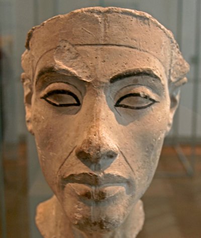 ネフェルティティ（紀元前1370-1330年頃）の胸像 エジプトのファラオ・アケナテンの偉大な王妃（主席妃）。ネフェルティティと彼女の夫は、宗教革命を起こしたことで知られています。彼らは、太陽の円盤であるアテンという唯一の神を崇拝するようになりました。 作： Egyptian 18th Dynasty
