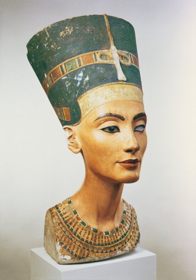 テルエルアマルナの彫刻家トトメスのスタジオにある女王ネフェルティティの胸像（塗られた石灰岩）（114019、114020、267404も参照） 作： Egyptian 18th Dynasty