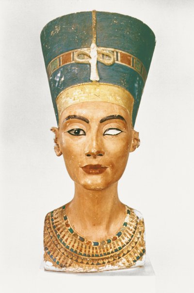 テルエルアマルナの彫刻家トトメスのスタジオからの正面図、女王ネフェルティティの胸像（塗られた石灰岩）（114018と114020も参照） 作： Egyptian 18th Dynasty