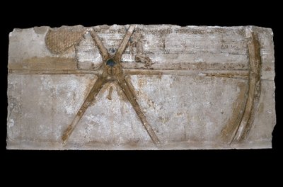 戦車の車輪が描かれた彫刻と塗装が施された石灰岩のブロック、紀元前1353-35年（石灰岩） 作： Egyptian 18th Dynasty
