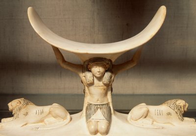 空気の象徴であるシュウを支える象牙製ヘッドレストの彫刻（ツタンカーメンの墓出土、エジプト文明、18王朝時代 作： Egyptian 18th Dynasty