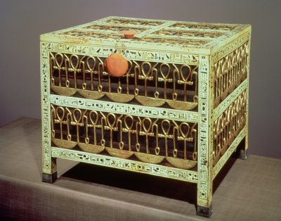 ツタンカーメンの墓の宝庫からの宝物（紀元前1370年から52年前）王国（金と銀が施された木と象牙） 作： Egyptian 18th Dynasty