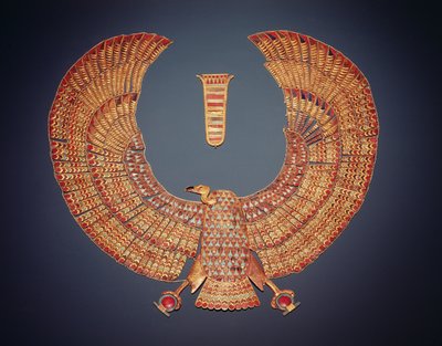 ハゲタカ女神ネクベトの形をした首輪、ツタンカーメンの墓から（紀元前1370年から1352年まで）新王国（半貴石がちりばめられた金）（153789も参照） 作： Egyptian 18th Dynasty