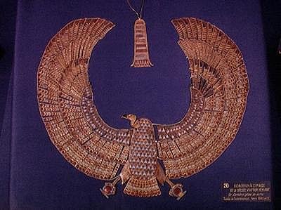 ハゲタカ女神ネクベトの形をした首輪、ツタンカーメンの墓（紀元前1370〜52年）の新王国（半貴石がはめ込まれた金）（227994も参照） 作： Egyptian 18th Dynasty