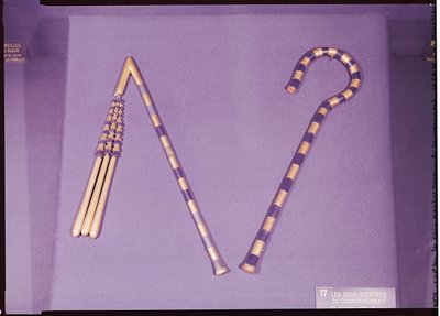 ツタンカーメンの墓出土のクルックとフレイル（紀元前1370～1352年頃）新王国時代（青ガラス、黒曜石、金をブロンズに取り付けたもの）（227988も参照 作： Egyptian 18th Dynasty
