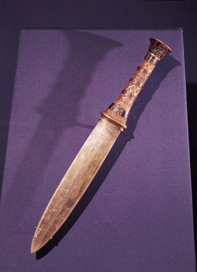 ツタンカーメンの墓からの短剣（紀元前1370〜1352年）英国（半貴石とガラスの金と七宝の作品） 作： Egyptian 18th Dynasty