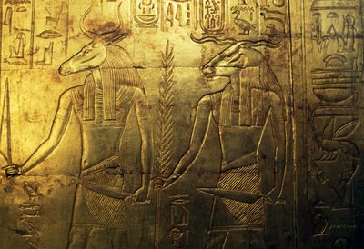 ツタンカーメンの宝物殿、エジプト、エジプト文明、新王国、第18王朝、金で覆われた第3葬祭礼拝堂の背面パネルの神々の彫刻。 作： Egyptian 18th Dynasty