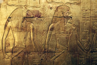 ツタンカーメンの宝物殿、エジプト、エジプト文明、新王国、第18王朝、金で覆われた第3埋葬礼拝堂の背面パネルに彫られた神々。 作： Egyptian 18th Dynasty