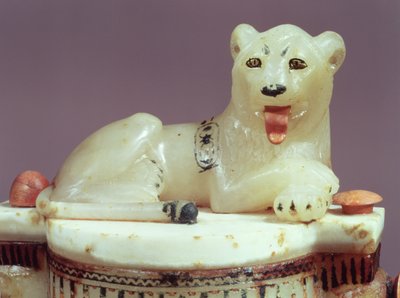 ツタンカーメンの墓（紀元前1370～52年頃）から出土したライオンをかたどった王の像が描かれた無香壺の蓋の詳細（アラバスター彩色）（148194も参照 作： Egyptian 18th Dynasty