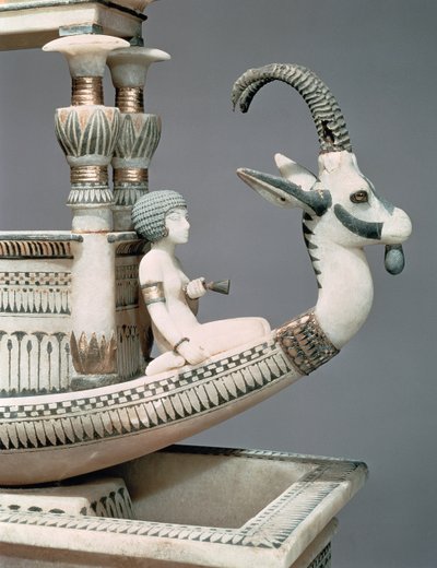 ツタンカーメンの墓（紀元前1370～52年頃）から出土したシリアのアイベックスの頭部とムトネジメット王女と思われる人物が描かれた舟の舳先の詳細（アラバスター）（149413参照 作： Egyptian 18th Dynasty