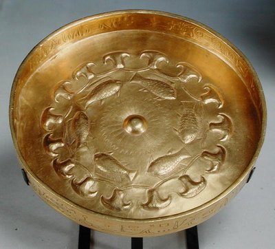 魚と花で飾られた将軍ティティまたはジェフティに属する料理、新王国、c.1479-1425（金） 作： Egyptian 18th Dynasty
