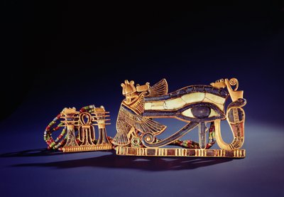 ツタンカーメンの墓にあるジェド柱の胸部とウェッドジェット眼の胸部（紀元前1370〜1352年）英国（ガラス張りの金の七宝焼き）（149410も参照） 作： Egyptian 18th Dynasty
