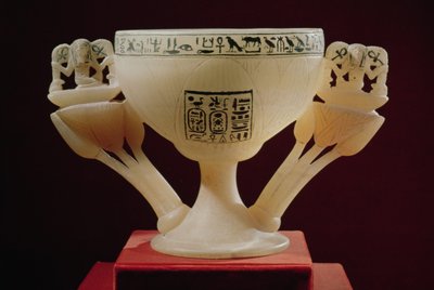 ツタンカーメンの墓の入り口にある、半分開いた蓮の花の形のコップ（紀元前1370〜52年）ニューキングダム（アラバスター）（149480および228555も参照） 作： Egyptian 18th Dynasty