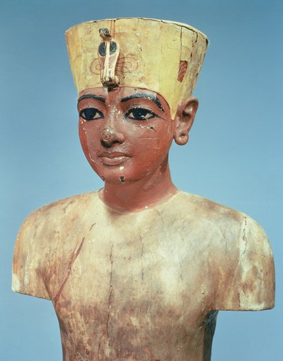 下エジプトの王の王冠とネフェルティティの頭飾り（塗られた漆喰の木材）（148193を参照）の間に妥協点をつけた若いツタンカーメン（紀元前1370〜52年）のダミー 作： Egyptian 18th Dynasty