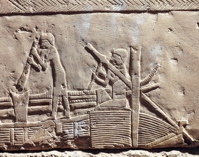 エジプト、古代メンフィス、サッカラのネクロポリス。イピのマスタバ。船を修理する大工を描いたレリーフ。(新王国時代、第18王朝） 作： Egyptian 18th Dynasty