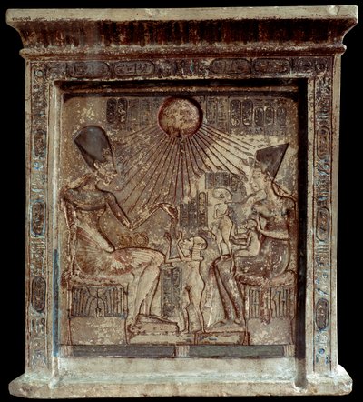 エジプト王妃ネフェルティティ（紀元前1353～1336年）、ファラオ・アメノフィス4世（アケナトンまたはアメンホテプ）（紀元前1352～1338年）とその子供たち、低浮彫り。第18王朝（新帝国）時代カイロ、エジプト博物館 作： Egyptian 18th Dynasty