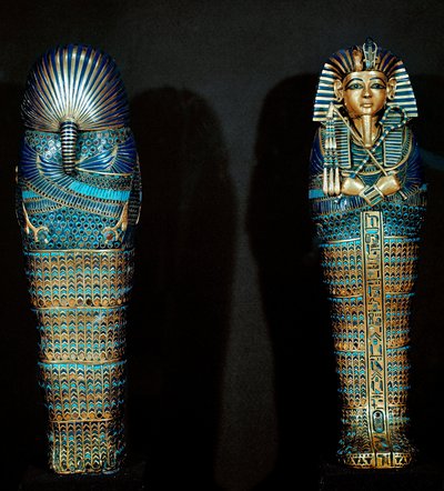 エジプトのアンティキテ。死者の内臓を納めるためのシセル製の金製石棺。ツタンカーメン（all-Ankh-amun or Tutankhamun）（紀元前1345-1327年）第18王朝の宝物から。紀元前1342年カイロ、エジプト博物館 作： Egyptian 18th Dynasty