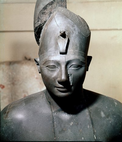 エジプトの古代遺物：ファラオ・トゥトモシス（トゥトマス）3世（紀元前1504～1450年頃）の玄武岩製胸像。カルナック出土。カイロ、エジプト博物館 作： Egyptian 18th Dynasty