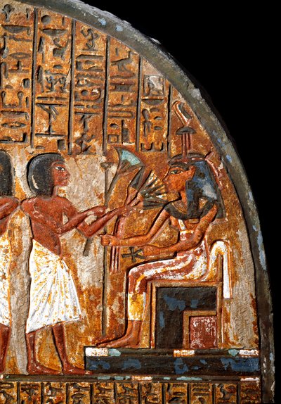 エジプトの古代遺物：ミンホテップの葬祭用ステイル：アンシーの十字架（アンク）の形をした生命の鍵を持つ女神ハトホルに花を捧げている様子を表すディテール。第18王朝時代。紀元前14世紀、トゥリン、エジプト博物館 作： Egyptian 18th Dynasty