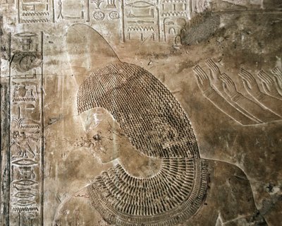 エジプトの古代遺物：アメノフィス3世の宮廷で屋根裏の検査官兼書記を務めたカエム・ヘット（カエムハット）の墓（TT57）から出土したレリーフで、円錐形の服を着た人物が描かれている。第18王朝時代。紀元前1530年〜1290年。ヴァレー・デ・ノーブル。エジプト、西岸、ルクソール 作： Egyptian 18th Dynasty