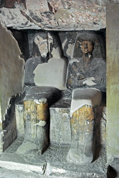 エジプトの古代遺物：アメノフィス3世の宮廷で屋根裏と書記を監督していたカエム・ヘット（カエムハット）の墓の近くにある彫刻（TT57）は、書記とイムホテップを表しています。第18王朝。紀元前1530年〜1290年。バレー・デ・ノーブル。エジプト、西岸、ルクソール 作： Egyptian 18th Dynasty