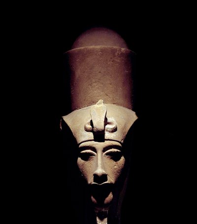 エジプトの古代遺物：二重の王冠をかぶったアメンホテプ4世（アメノフィス4世またはアクネトン）の像。紀元前1301年。第18王朝時代。彫刻の詳細。テーベのアモン・ラー神殿より。ルクソール（ルクソール、またはルクソール）。ルクソール博物館。エジプト 作： Egyptian 18th Dynasty