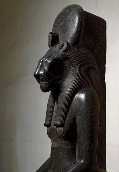 エジプトの古代遺跡：太陽の円盤を冠した獅子の神セクメト（Sekhmet）。黒花崗岩の像。紀元前1540-1295年。寸法210 cm トリノ、エジプト博物館 作： Egyptian 18th Dynasty