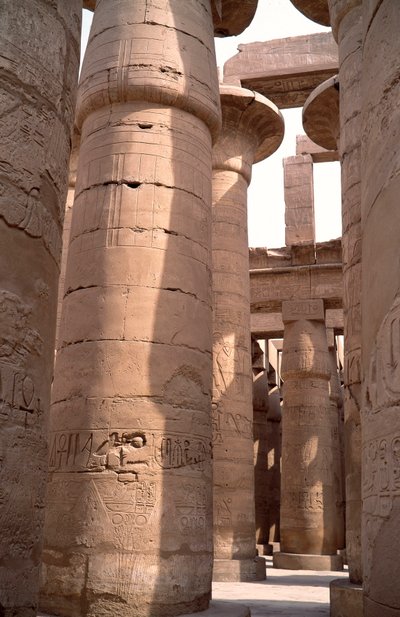 エジプトの古代遺跡：アモン神殿の多柱室の柱の様子。エジプト、ルクソールのカルナックのウェブサイト 作： Egyptian 18th Dynasty