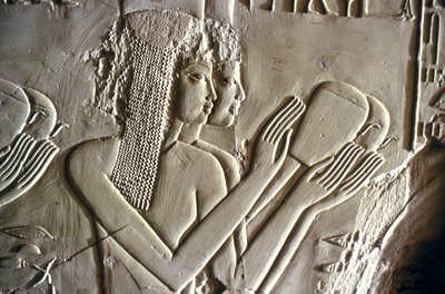エジプトのアンティーク：供物を作る若い娘たち。ケルーエフの墓（TT192）（第18王朝 作： Egyptian 18th Dynasty