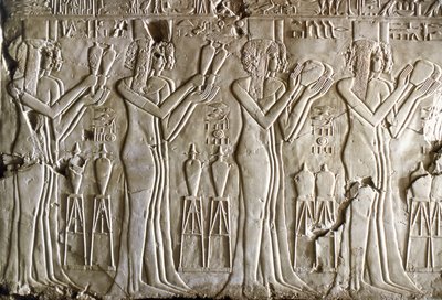 エジプトのアンティーク：供物を作る若い娘たち。ケルーエフの墓（TT192）（第18王朝 作： Egyptian 18th Dynasty
