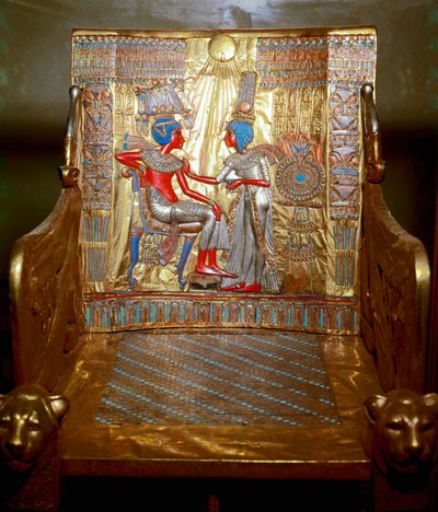 エジプトの古代史：ツタンカーメンが描いた黄金の木でできたトローンは、ファラオのトレゾールの一部です。王妃アンケセンパトン（Ankhesenpaamon、Ankhesenamon）が、弟と妻であるツタンカーメンの肩をオイルでマッサージしている様子を表現したもの。 作： Egyptian 18th Dynasty
